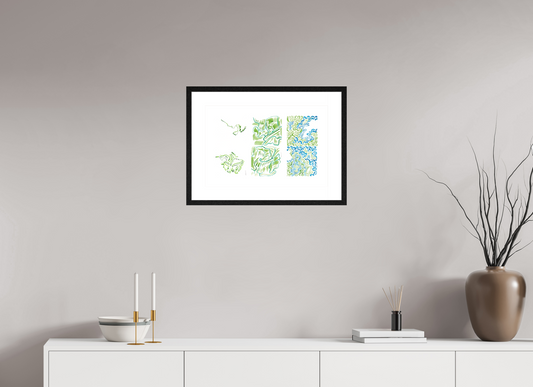 L'image représente un tableau triptyque abstrait à l'encre verte et bleue, encadré et accroché au mur d'une pièce lumineuse. C'est une oeuvre de l'artiste peintre Maeva J.