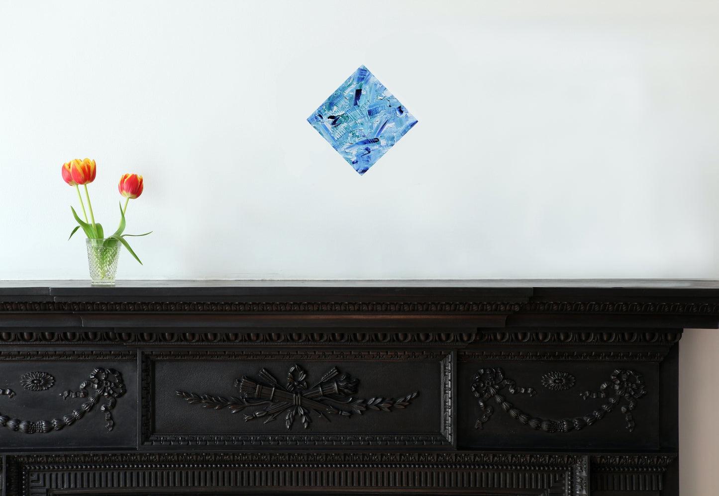 L'image représente un tableau abstrait aux couleurs principales bleu ciel et bleu clair, avec des touches de bleu foncé. Ses dimensions sont de 20 cm par 20 cm, affiché pointe en haut comme un losange. Il a été créé à la peinture à l'huile avec un travail au couteau. Il présente des empâtements et des reliefs, des traits expressifs. Le tableau a été peint à la peinture à l'huile par la peintre autodidacte Maeva J.