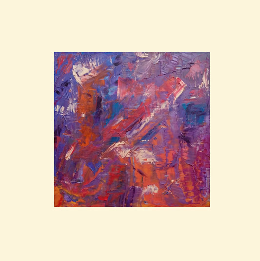 L'image représente un tableau abstrait aux couleurs violet, bleu, rouge-orange. Ses dimensions sont de 50 cm par 50 cm. Il a été créé à la peinture à l'huile avec un travail au couteau et à la cire froide. Il présente des empâtements et des reliefs, des traits expressifs. Le tableau a été peint à la peinture à l'huile par la peintre autodidacte Maeva J.