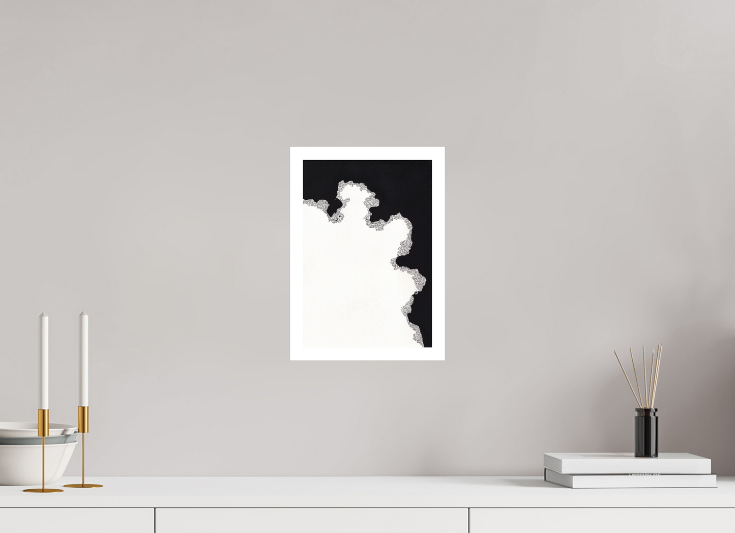 L'image représente un tableau abstrait à l'encre noire sur fond blanc. C'est une oeuvre de l'artiste peintre Maeva J., son titre est "Cadence". Elle est présentée affichée sur un mur, sans cadre.