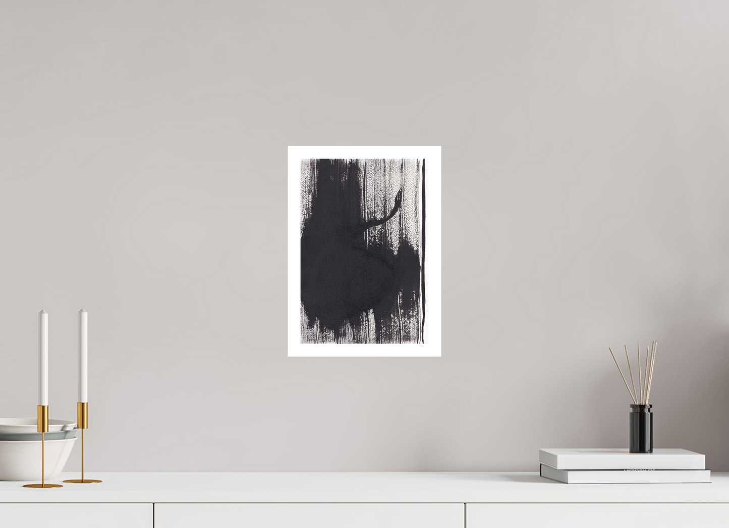 L'image représente un tableau abstrait à l'encre noire sur fond blanc. C'est une oeuvre de l'artiste peintre Maeva J., son titre est "Perception". Elle est présentée affichée sur un mur, sans cadre.