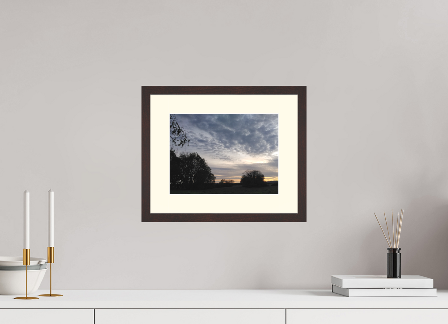 28 x 21 cm, Tirage photo avec Cadre en bois "Aulne brun" et Passe-partout Ivoire 08h02 ¤ Novembre