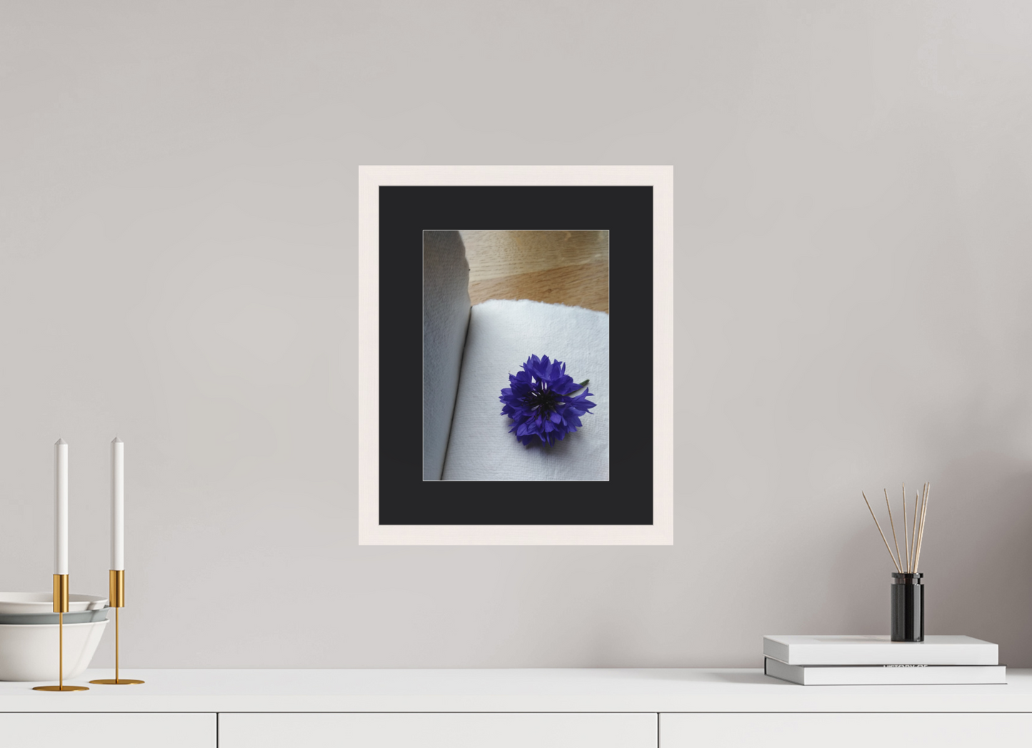 21 x 28 cm, Tirage photo avec Cadre en bois "Blanc érable" et Passe-partout Noir 09h09 ¤ Octobre