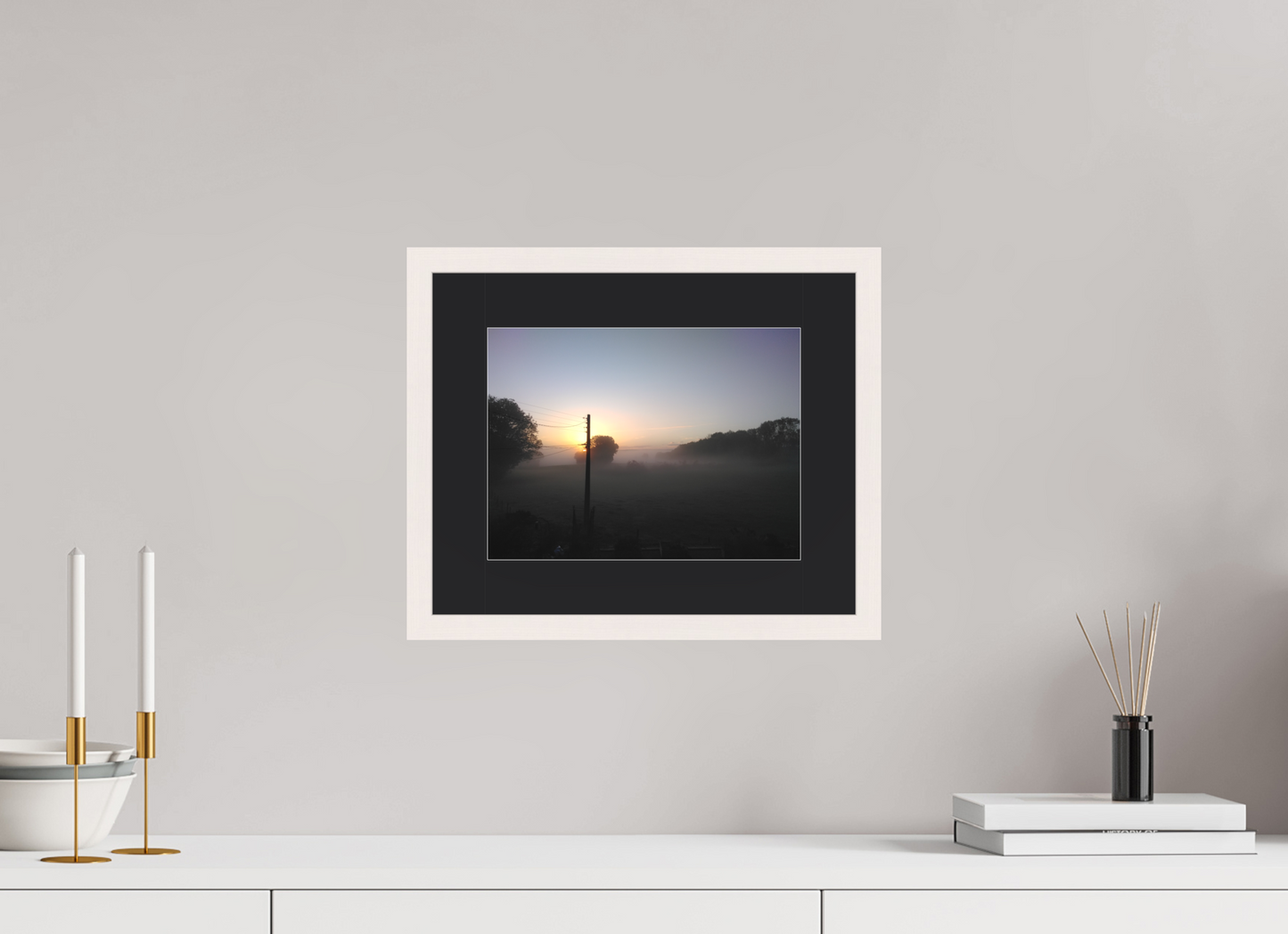 28 x 21 cm, Tirage photo avec Cadre en bois "Blanc érable" et Passe-partout Noir 08h03 ¤ Octobre