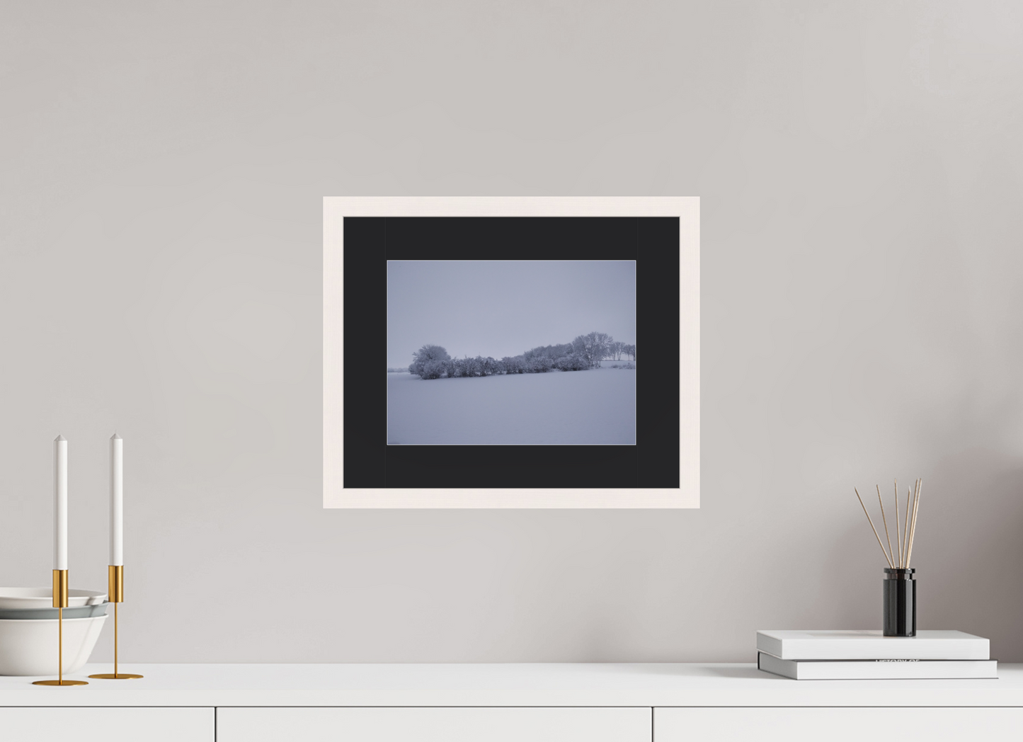 28 x 21 cm, Tirage photo avec Cadre en bois "Blanc érable" et Passe-partout Noir 09h56 ¤ Novembre