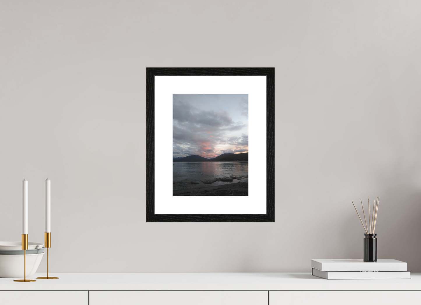 21 x 28 cm, Tirage photo avec Cadre en bois "Chêne Noir" et Passe-partout Blanc naturel 17h13 ¤ Novembre