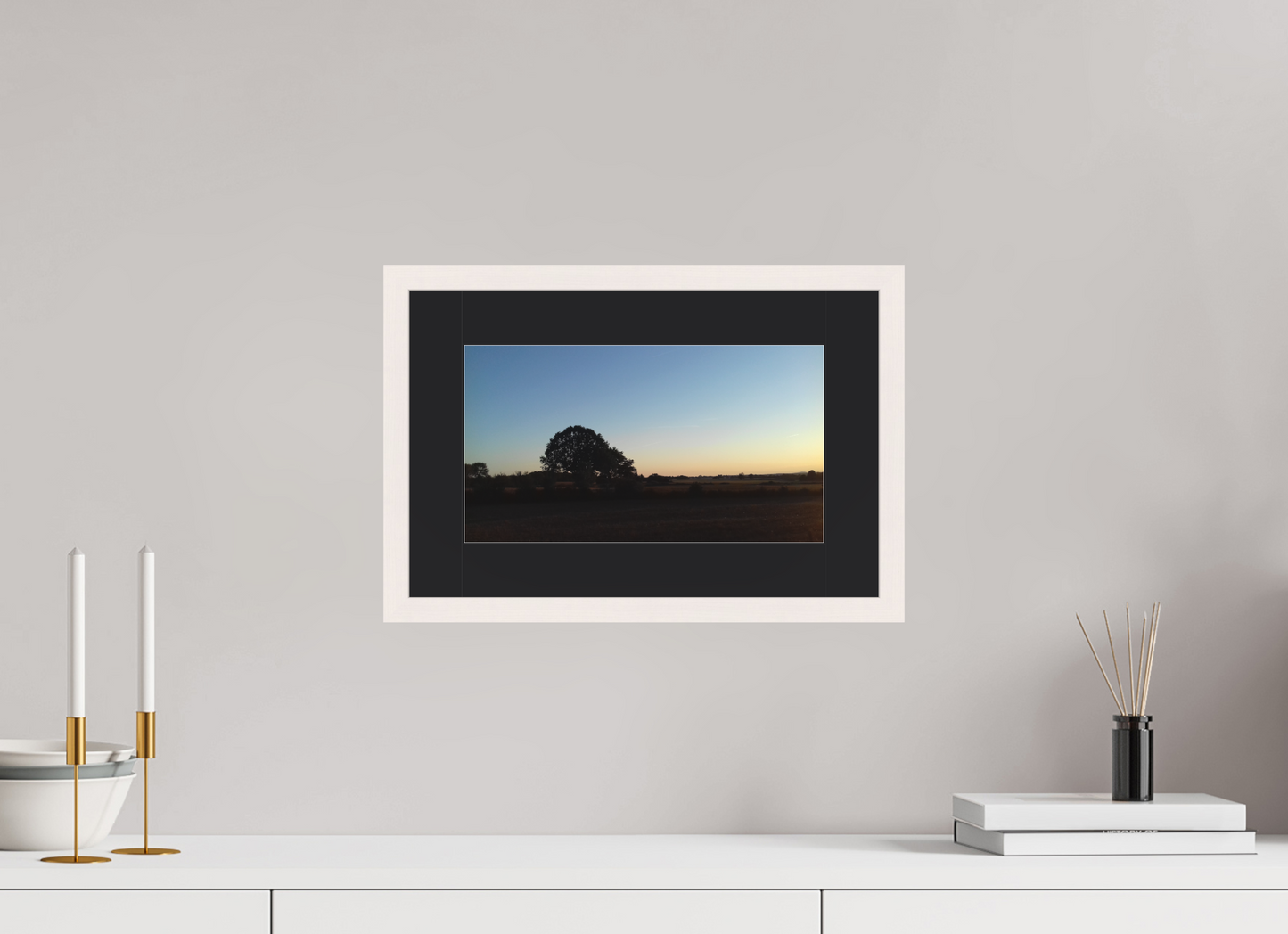 32 x 18 cm, Tirage photo avec Cadre en bois "Blanc érable" et Passe-partout Noir 06h52 I ¤ Août