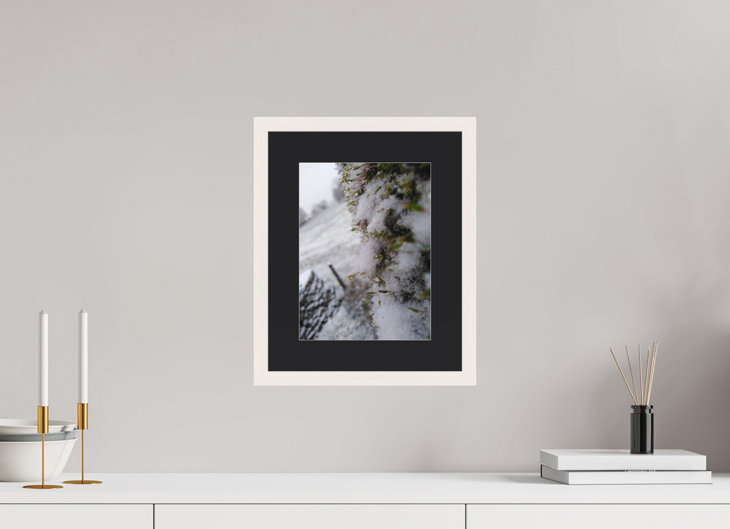 21 x 28 cm, Tirage photo avec Cadre en bois "Blanc érable" et Passe-partout Noir 09h53 ¤ Décembre