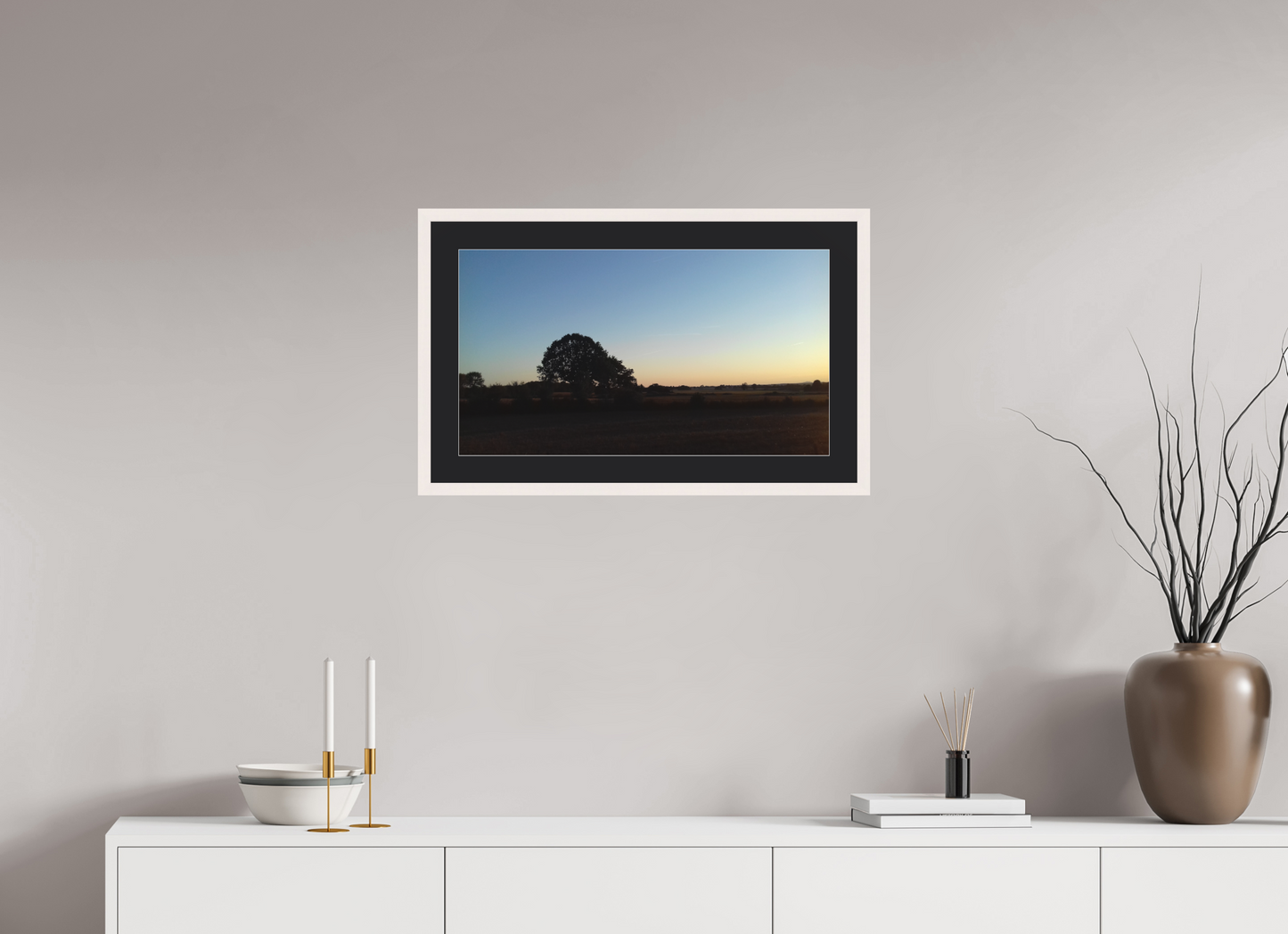 64 x 36 cm, Tirage photo avec Cadre en bois "Blanc érable" et Passe-partout Noir 06h52 I ¤ Août