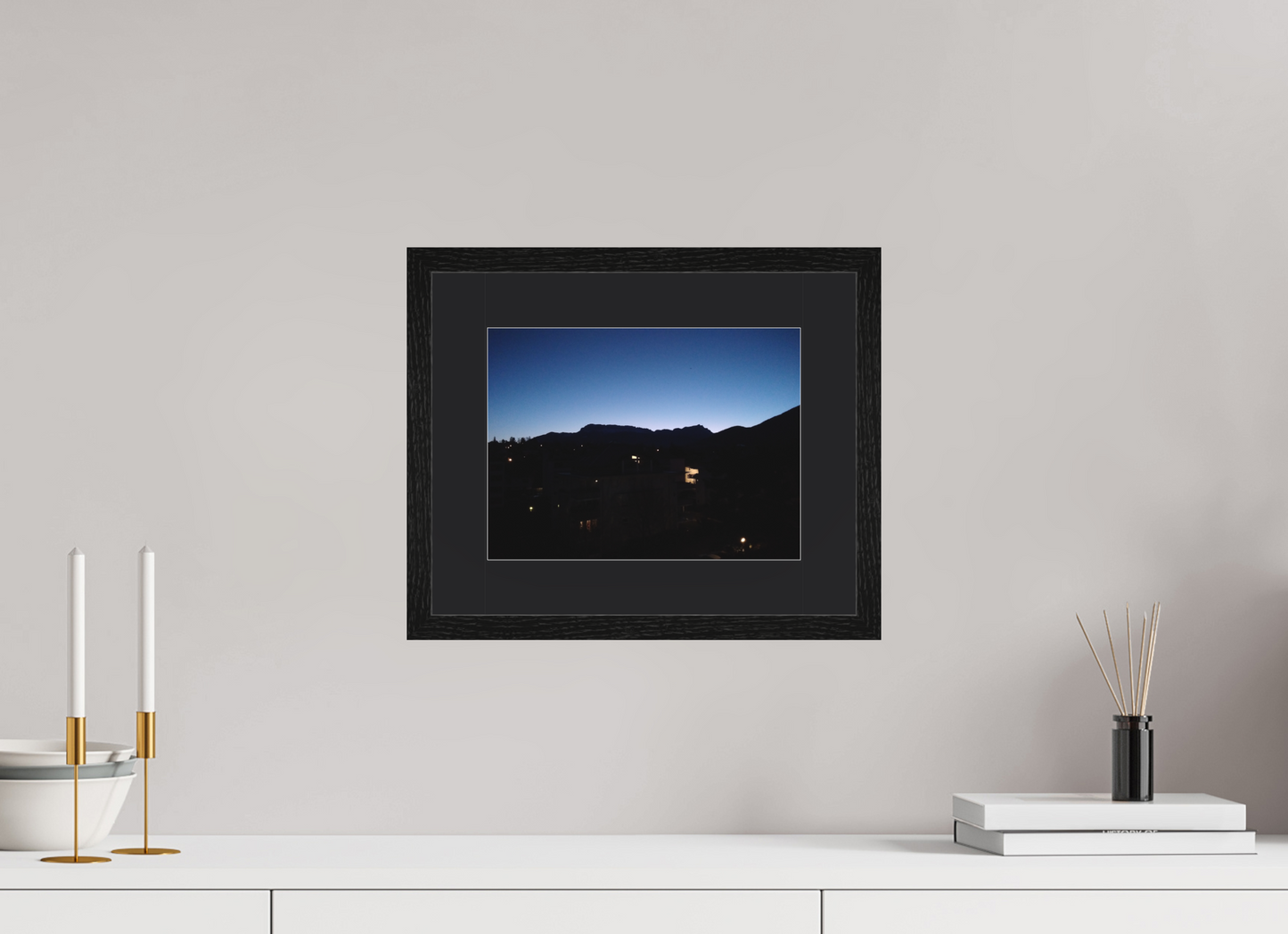 28 x 21 cm, Tirage photo avec Cadre "Chêne noir" et Passe-partout Noir 06h29 ¤ Mars