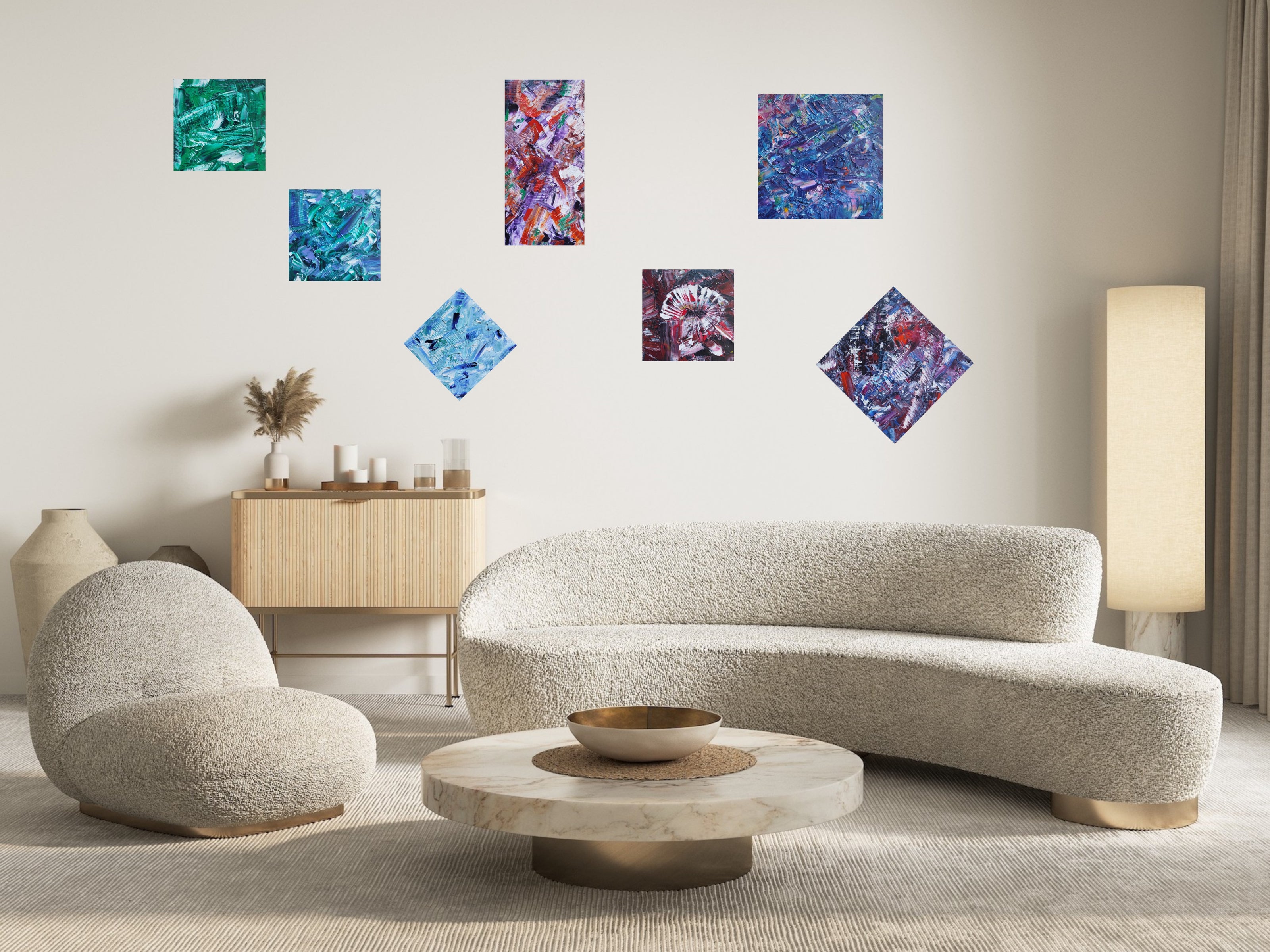 L'image représente la collection "Délibérée" de tableaux abstraits de l'artiste peintre Maeva J. Ce sont des peintures à l'huile sur bois, présentées ici comme accrochées à un mur dans une pièce lumineuse aux tons beiges.