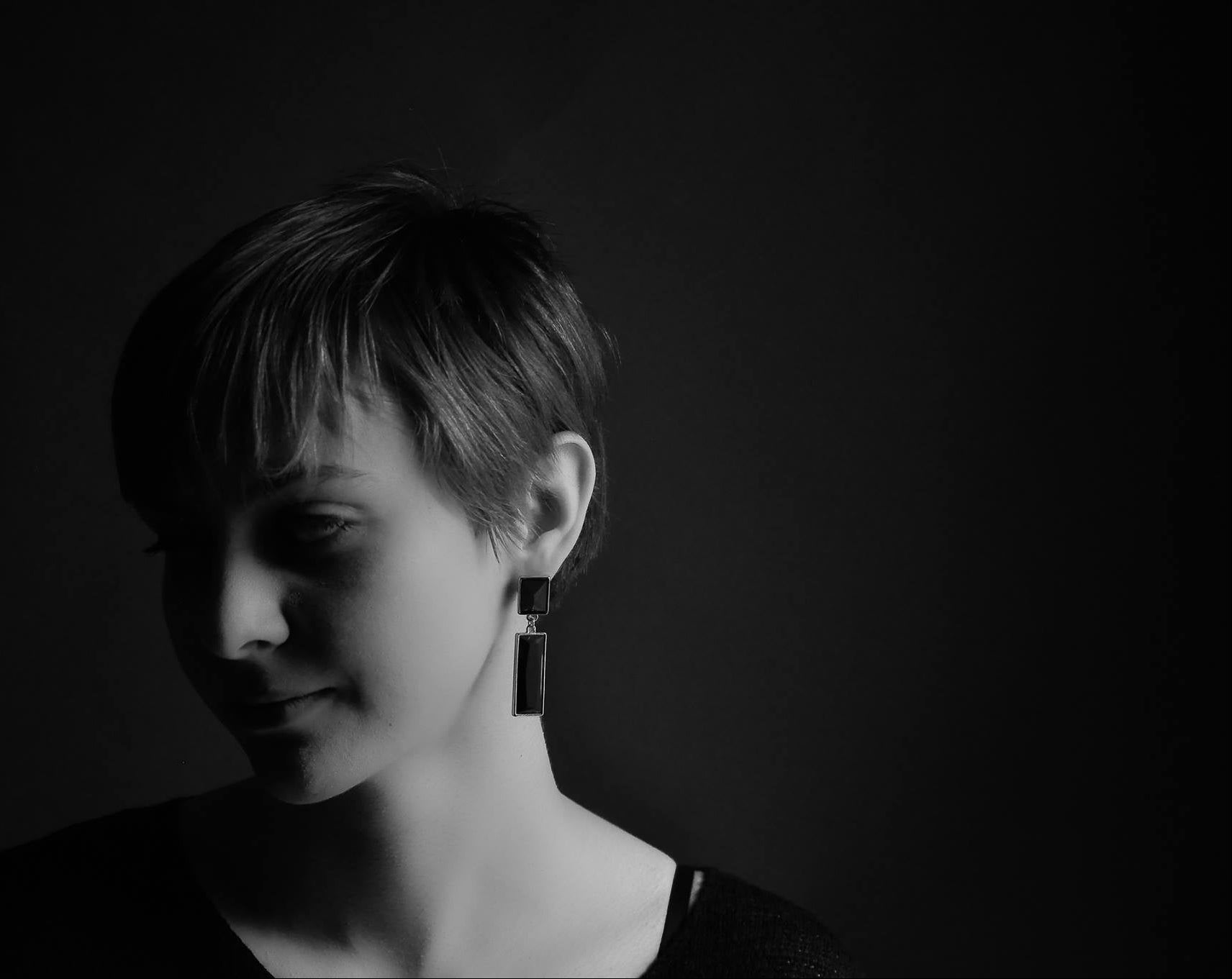 La photographie est un portrait en noir et blanc de l'artiste peintre Maeva J.