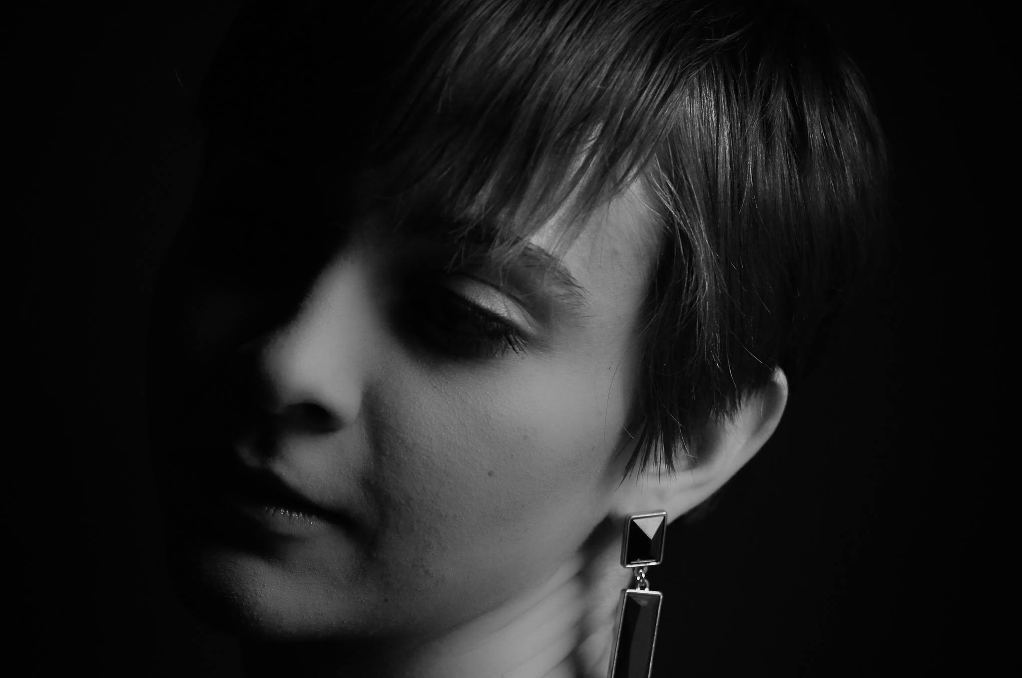 La photographie est un portrait en noir et blanc de l'artiste peintre Maeva J.