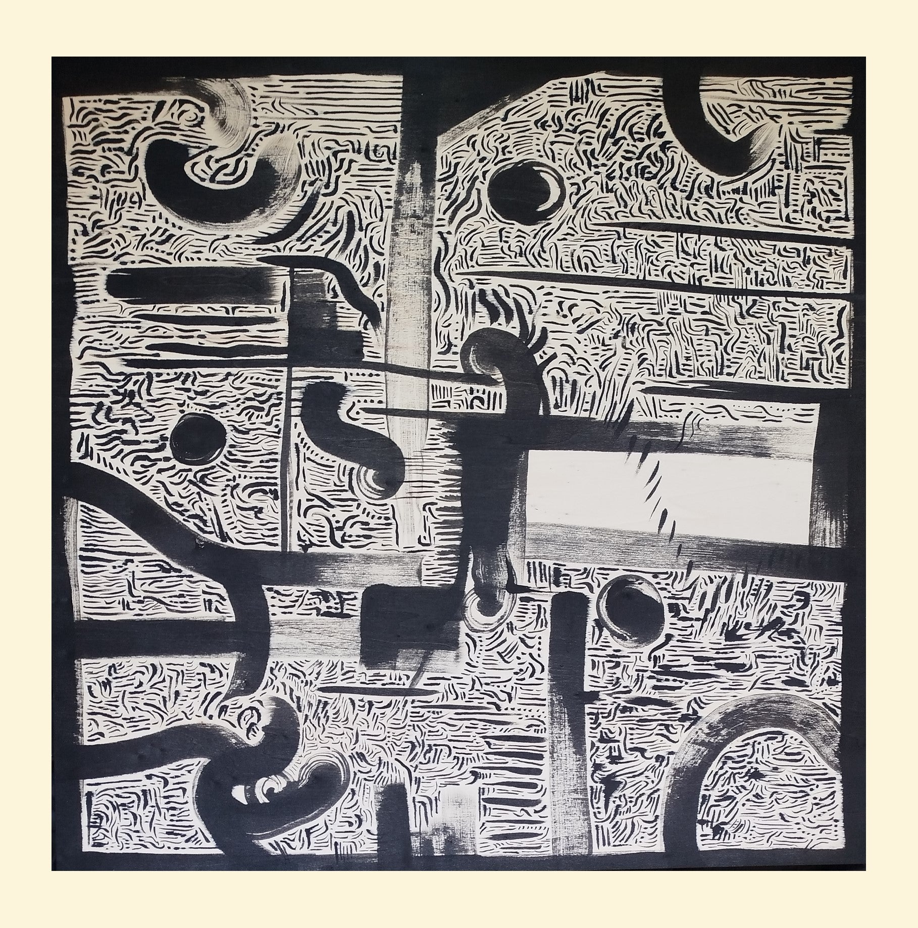 L'image présente un tableau abstrait peint à l'encre de Chine noire sur un panneau de bois. La peinture a été créée par l'artiste autodidacte Maeva J. en 2026.