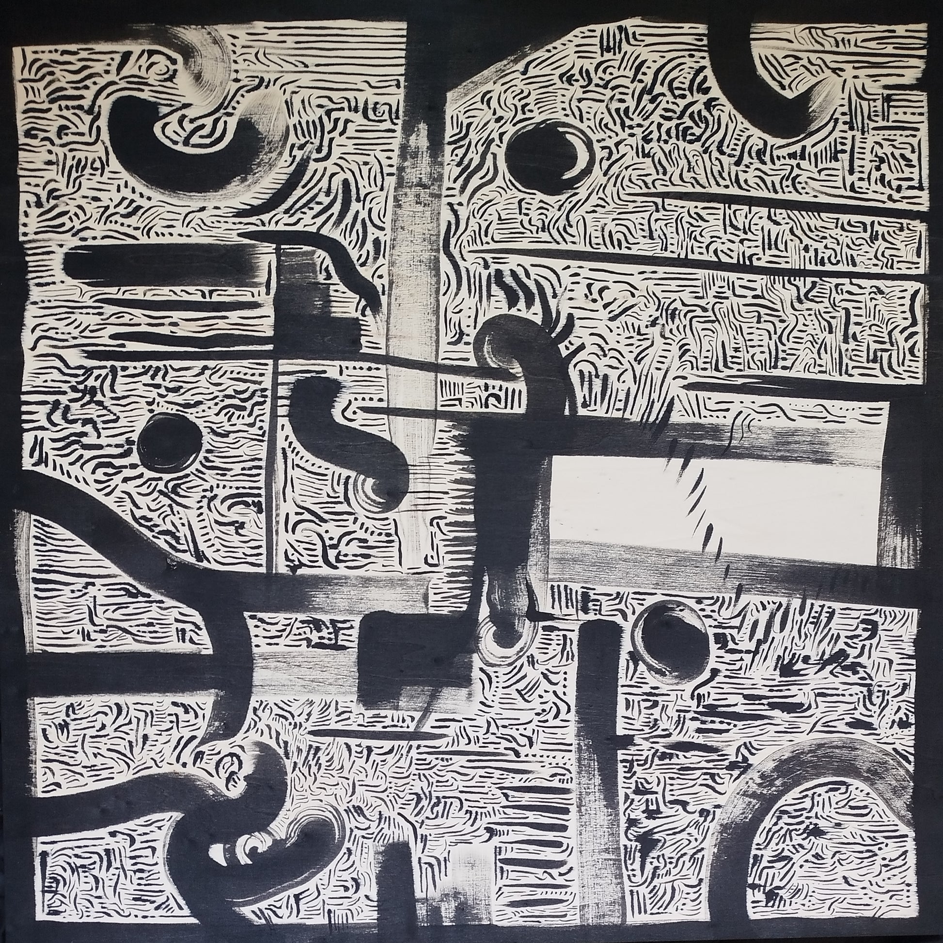 L'image présente un tableau abstrait peint à l'encre de Chine noire sur un panneau de bois. La peinture a été créée par l'artiste autodidacte Maeva J. en 2026.