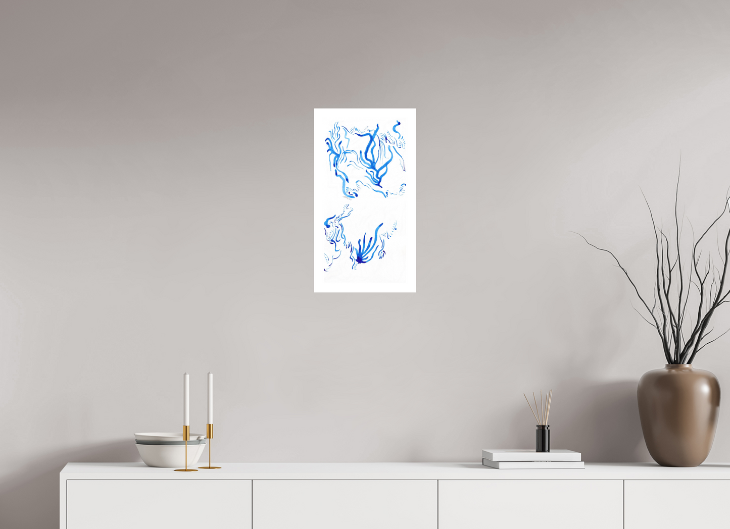L'image représente un tableau abstrait à l'encre bleue, affiché au mur d'une pièce lumineuse. C'est une oeuvre de l'artiste peintre Maeva J.