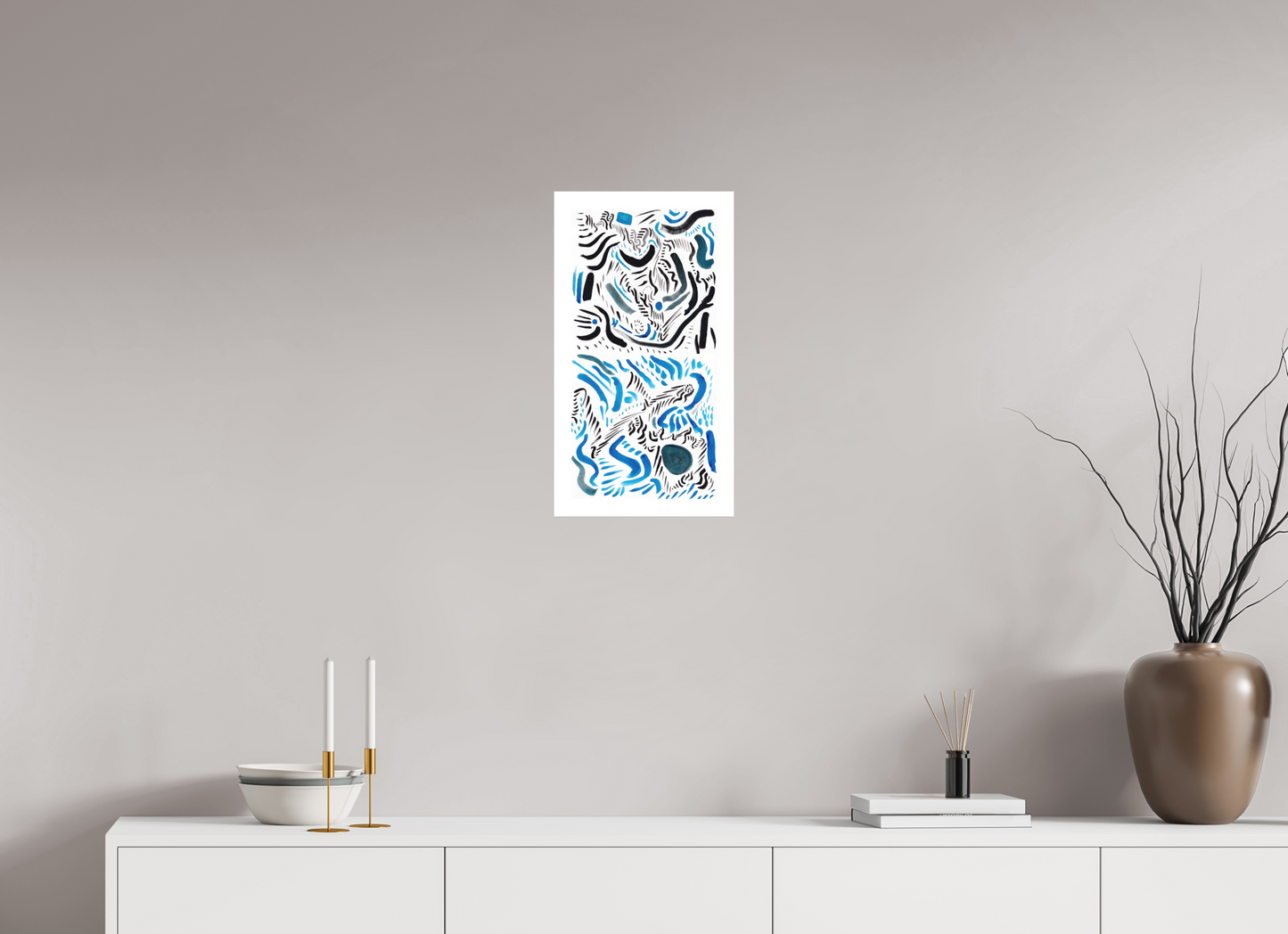 L'image représente un tableau abstrait à l'encre bleue et noire, affiché au mur d'une pièce lumineuse. C'est une oeuvre de l'artiste peintre Maeva J.