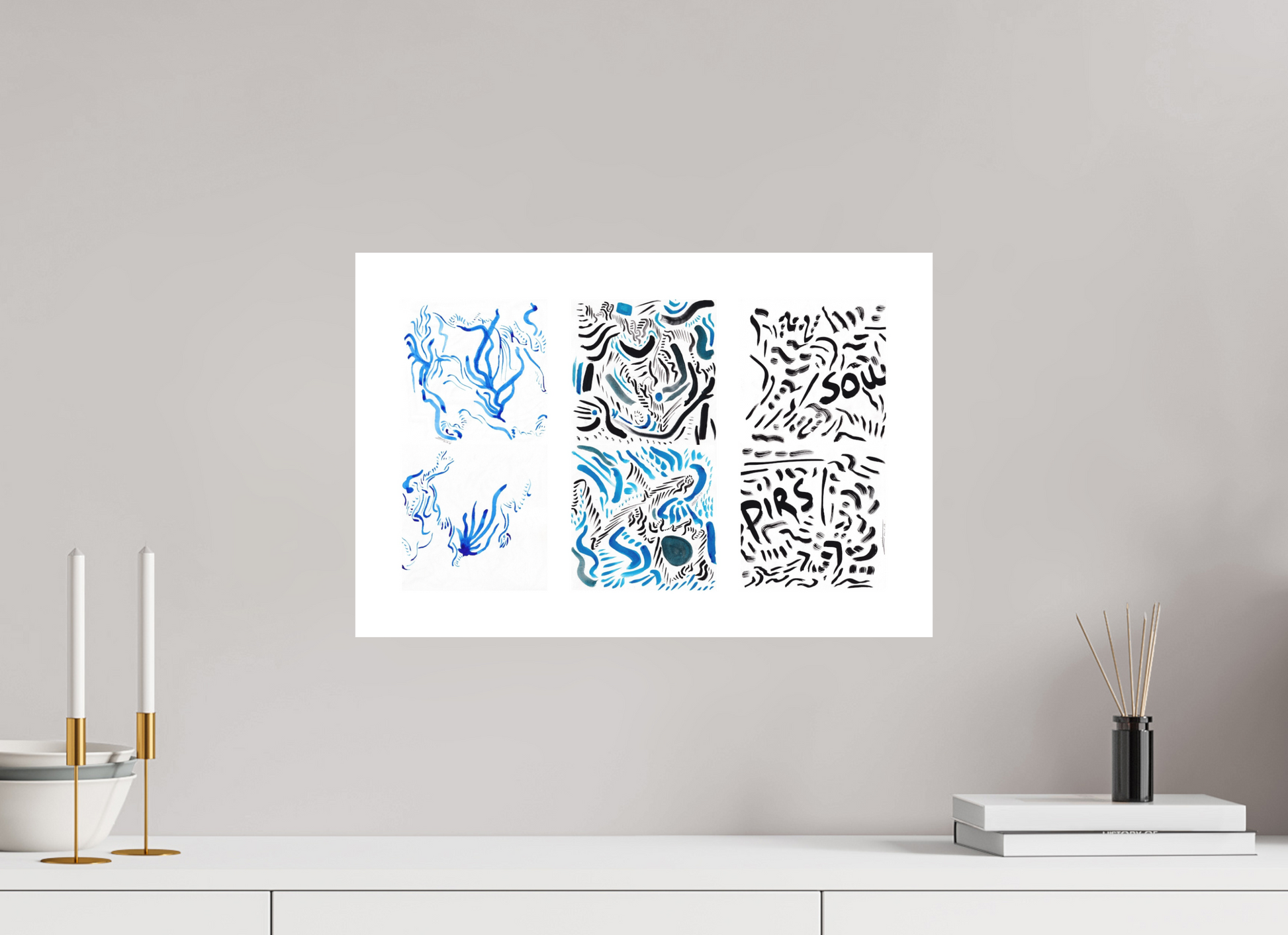 L'image représente un tableau triptyque abstrait à l'encre bleue et noire, affiché au mur d'une pièce lumineuse. C'est une oeuvre de l'artiste peintre Maeva J.
