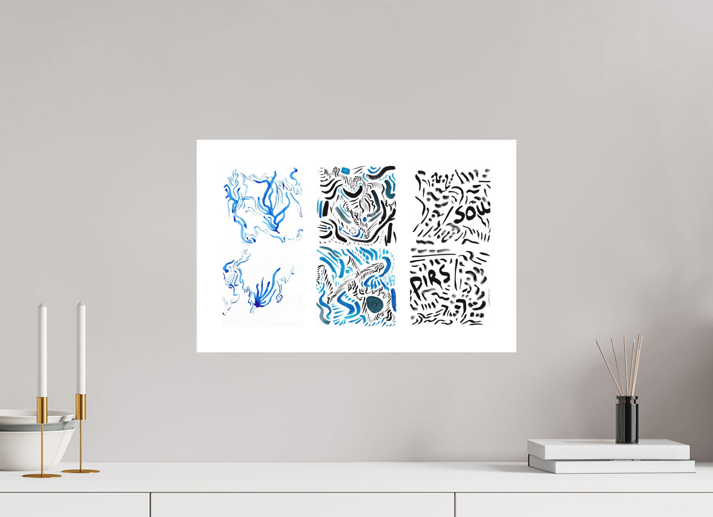 L'image représente un tableau triptyque abstrait à l'encre bleue et noire, affiché au mur d'une pièce lumineuse. C'est une oeuvre de l'artiste peintre Maeva J.