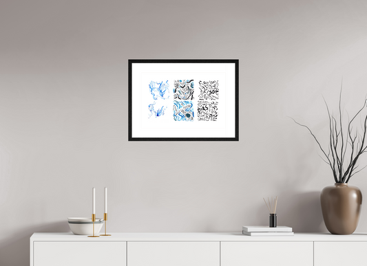L'image représente un tableau triptyque abstrait à l'encre bleue et noire, encadré et accroché au mur d'une pièce lumineuse. C'est une oeuvre de l'artiste peintre Maeva J.