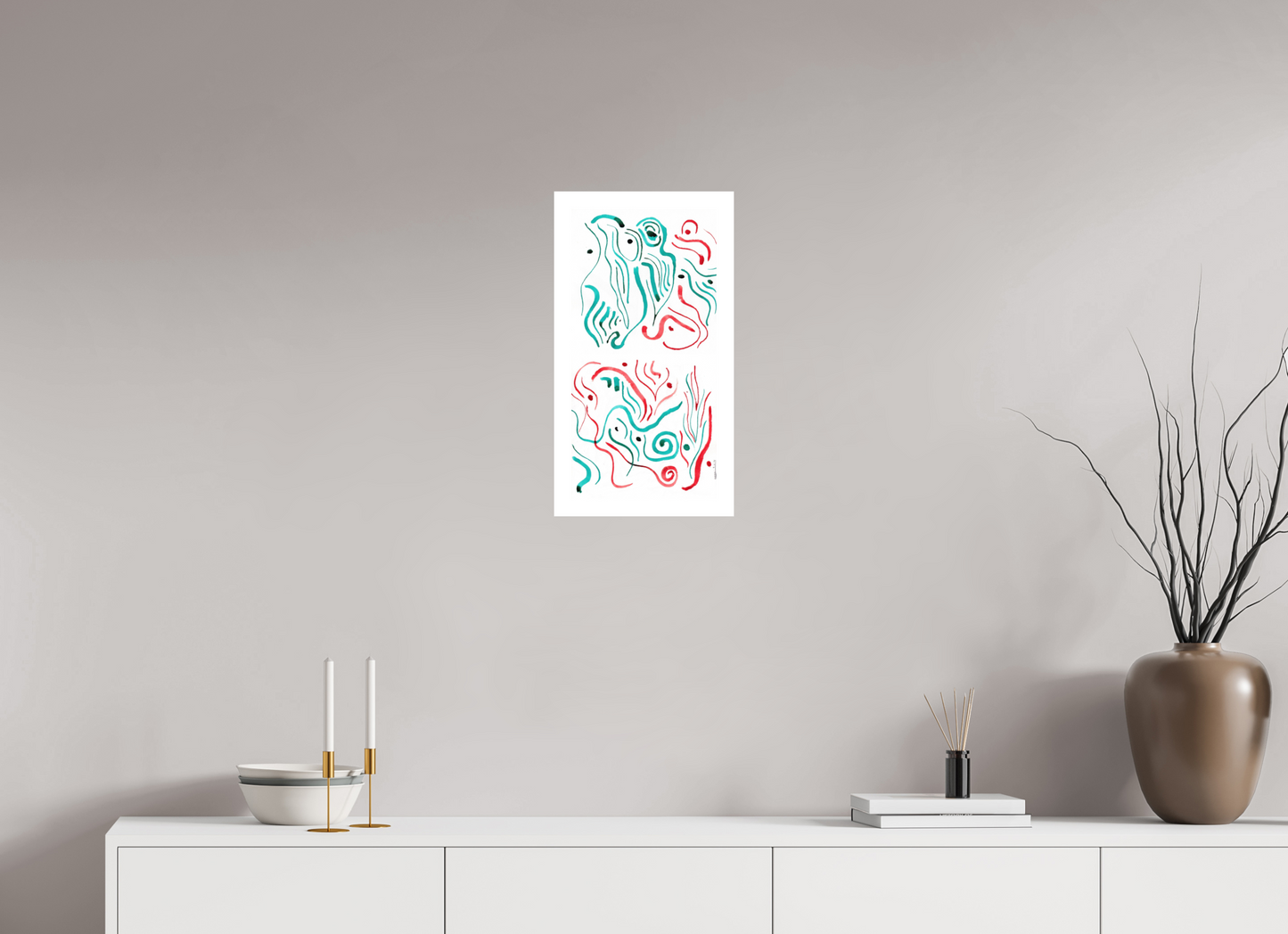 L'image représente un tableau abstrait à l'encre bleue et rouge, affiché au mur d'une pièce lumineuse. C'est une oeuvre de l'artiste peintre Maeva J.