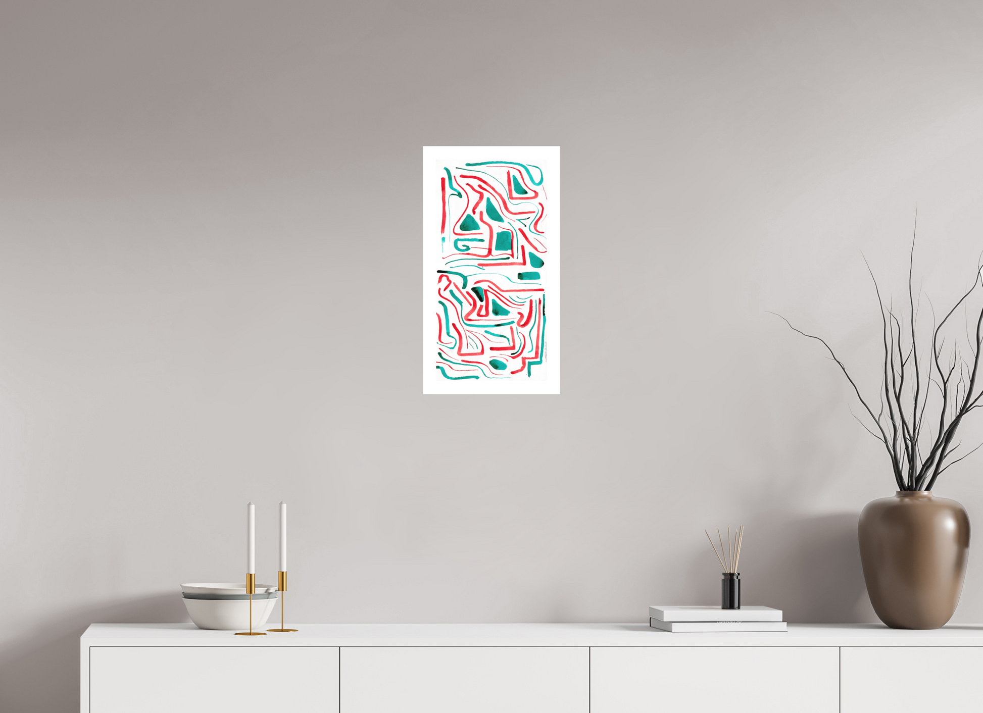 L'image représente un tableau abstrait à l'encre bleue et rouge, affiché au mur d'une pièce lumineuse. C'est une oeuvre de l'artiste peintre Maeva J.