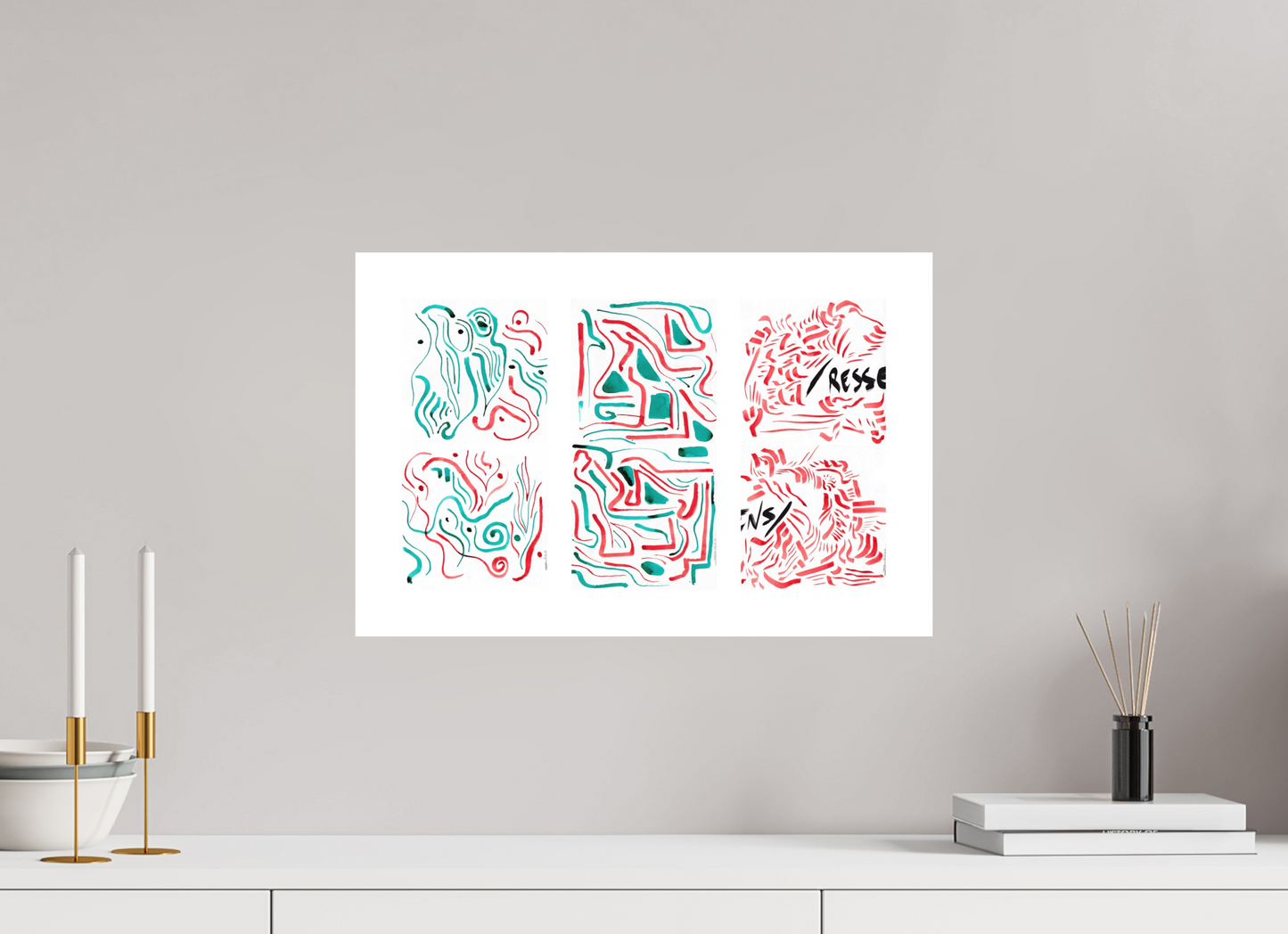 L'image représente un tableau triptyque abstrait à l'encre rouge et noire, affiché au mur d'une pièce lumineuse. C'est une oeuvre de l'artiste peintre Maeva J.