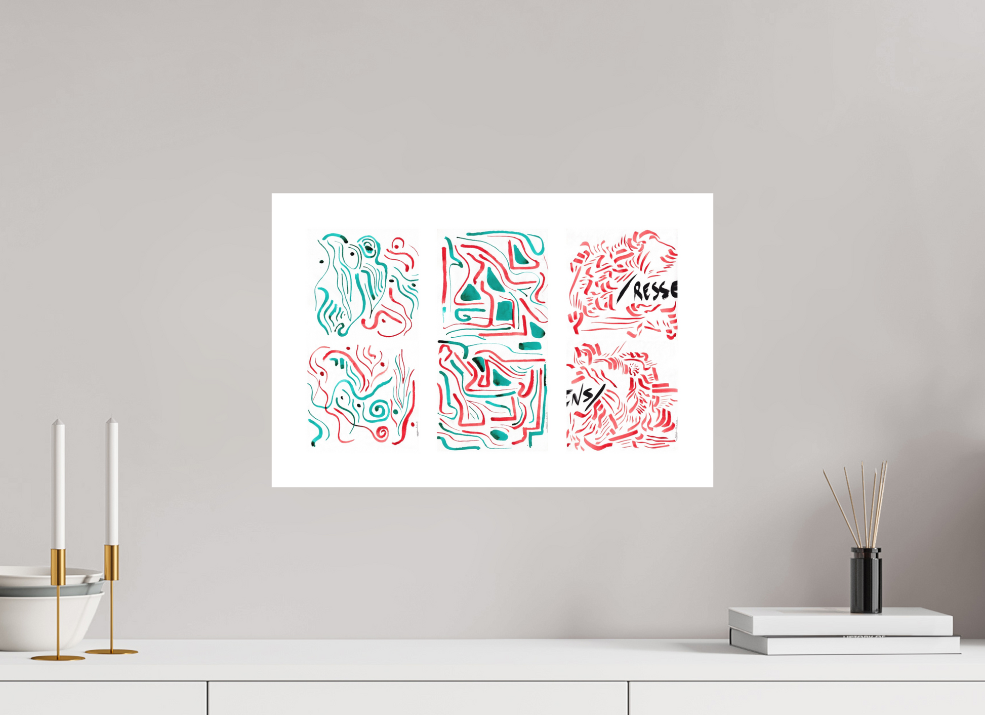 L'image représente un tableau triptyque abstrait à l'encre rouge et noire, affiché au mur d'une pièce lumineuse. C'est une oeuvre de l'artiste peintre Maeva J.