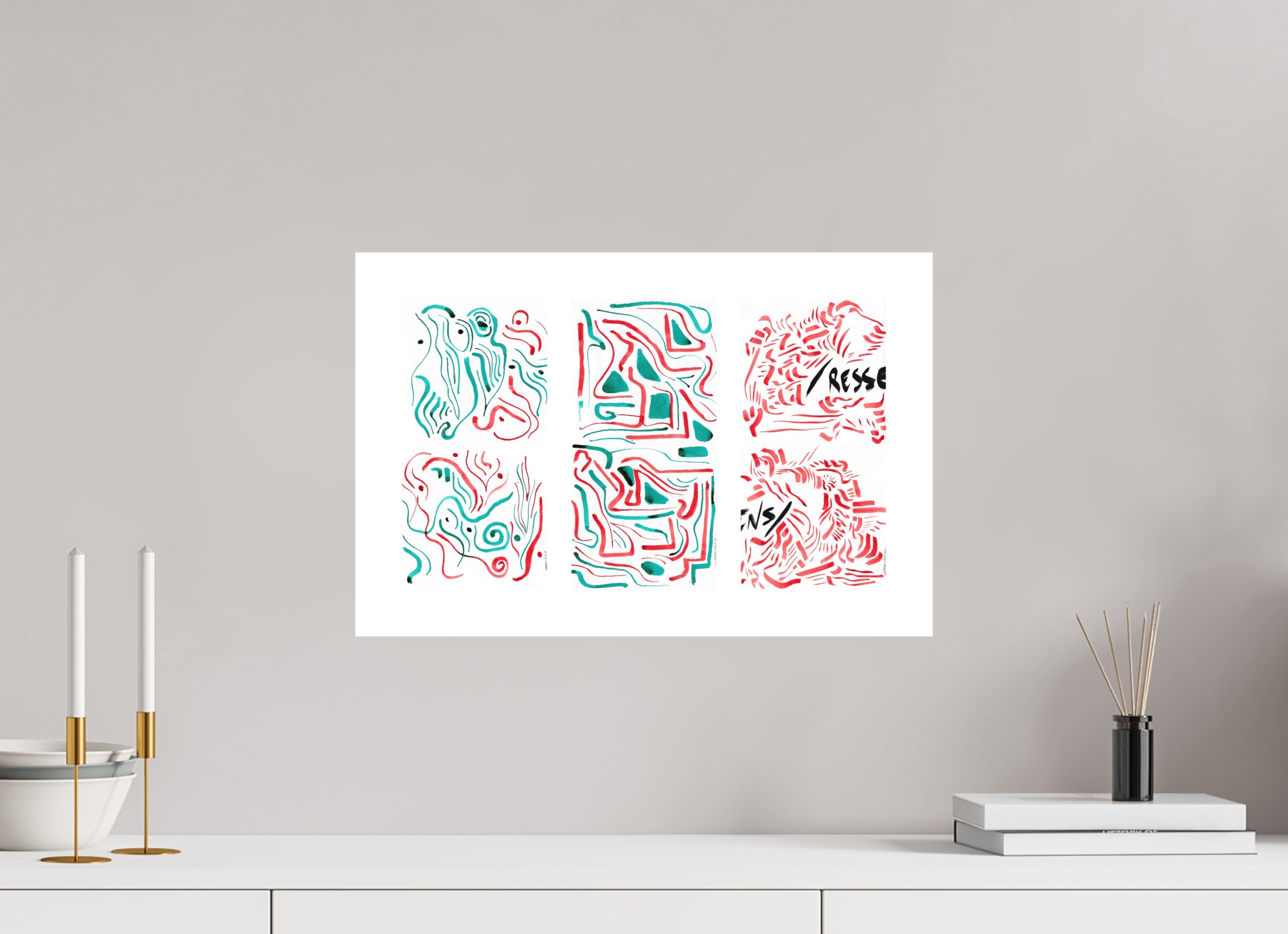 L'image représente un tableau triptyque abstrait à l'encre rouge et noire, affiché au mur d'une pièce lumineuse. C'est une oeuvre de l'artiste peintre Maeva J.