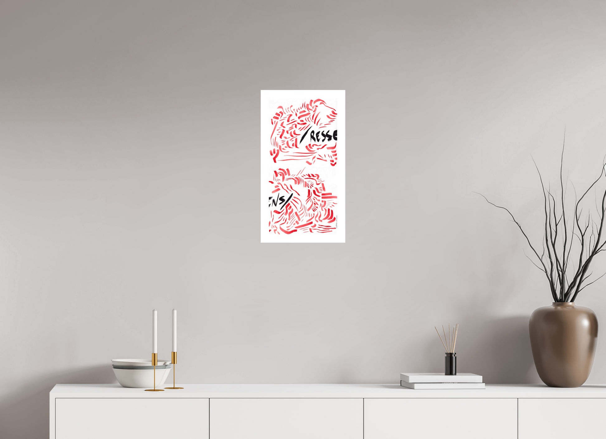 L'image représente un tableau abstrait à l'encre rouge et noire, affiché au mur d'une pièce lumineuse. C'est une oeuvre de l'artiste peintre Maeva J.