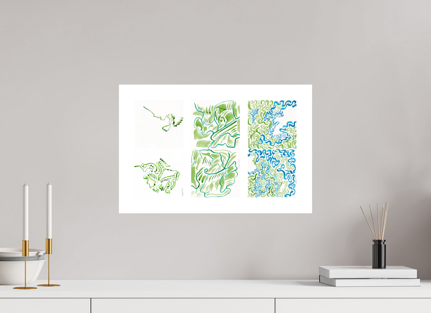 L'image représente un tableau triptyque abstrait à l'encre verte et bleue, affiché au mur d'une pièce lumineuse. C'est une oeuvre de l'artiste peintre Maeva J.