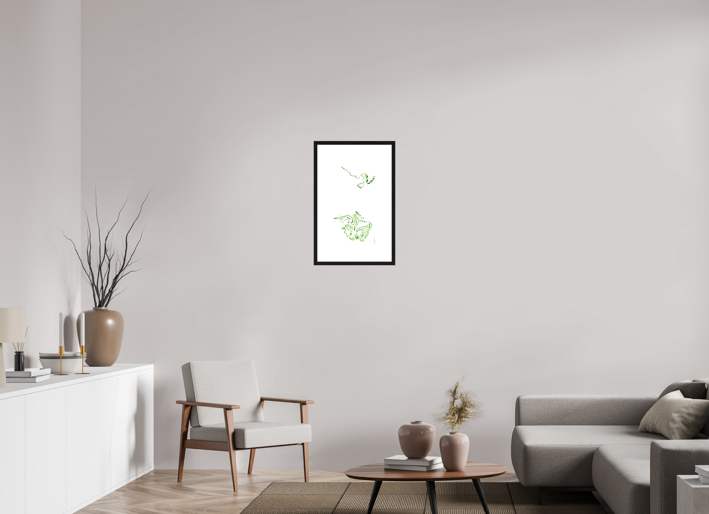 L'image représente un tableau abstrait à l'encre verte, encadré et accroché dans une pièce lumineuse. C'est une oeuvre de l'artiste peintre Maeva J.