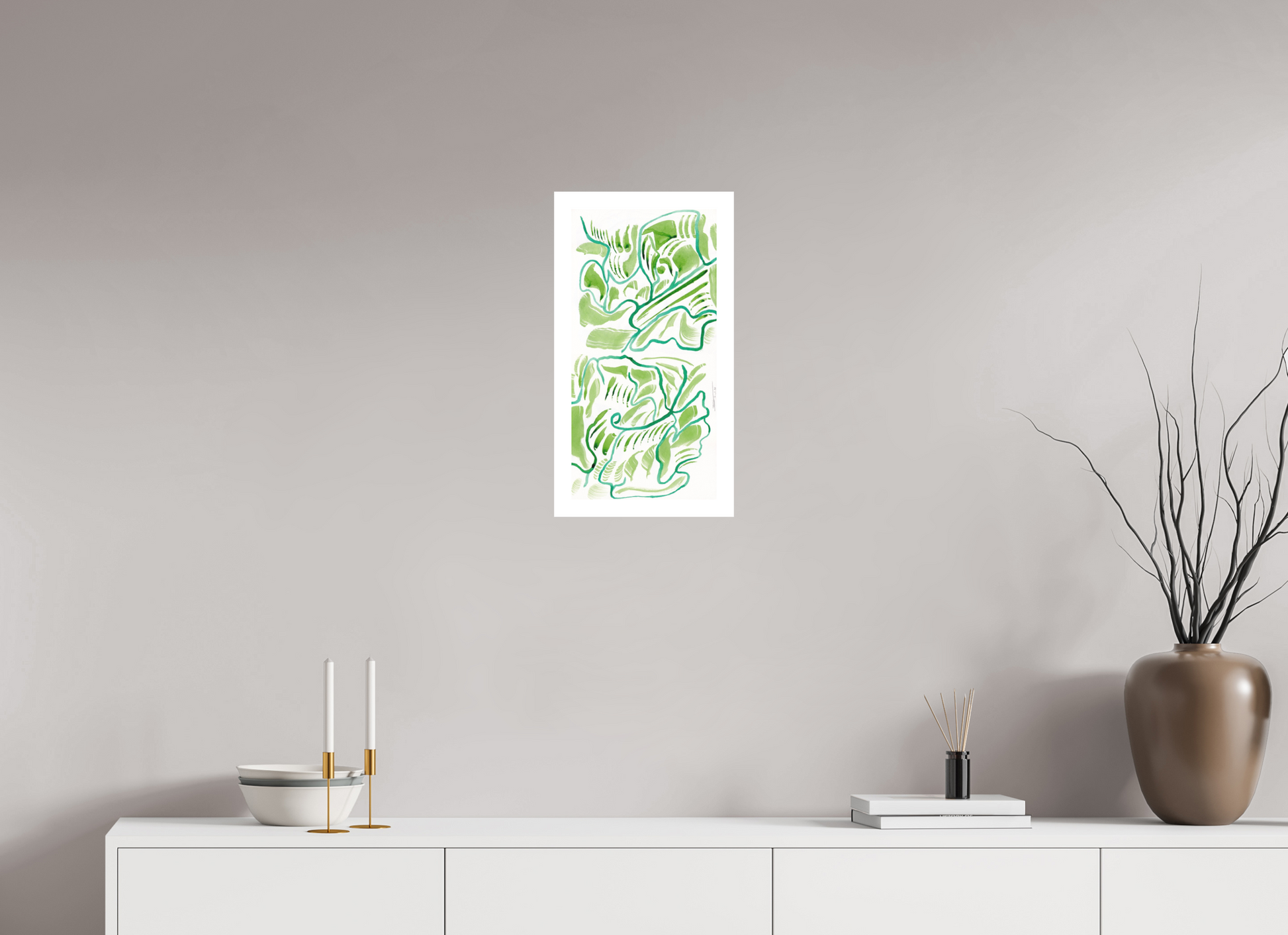 L'image représente un tableau abstrait à l'encre verte, affiché dans une pièce lumineuse. C'est une oeuvre de l'artiste peintre Maeva J.