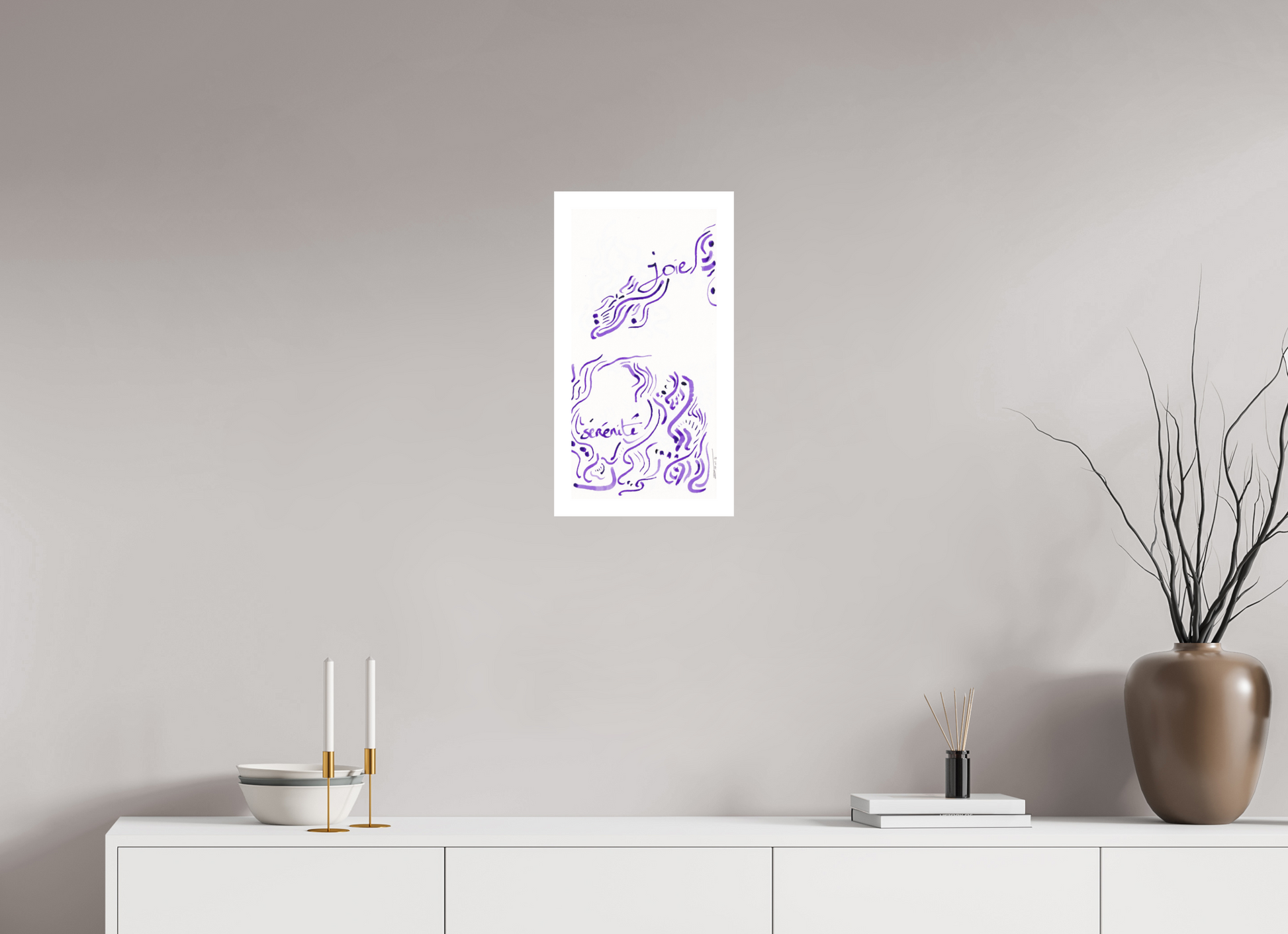 L'image représente un tableau abstrait à l'encre violette, affiché au mur d'une pièce lumineuse. C'est une oeuvre de l'artiste peintre Maeva J.