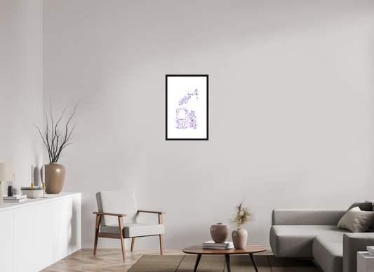 L'image représente un tableau abstrait à l'encre violette, encadré et accroché au mur d'une pièce lumineuse. C'est une oeuvre de l'artiste peintre Maeva J.