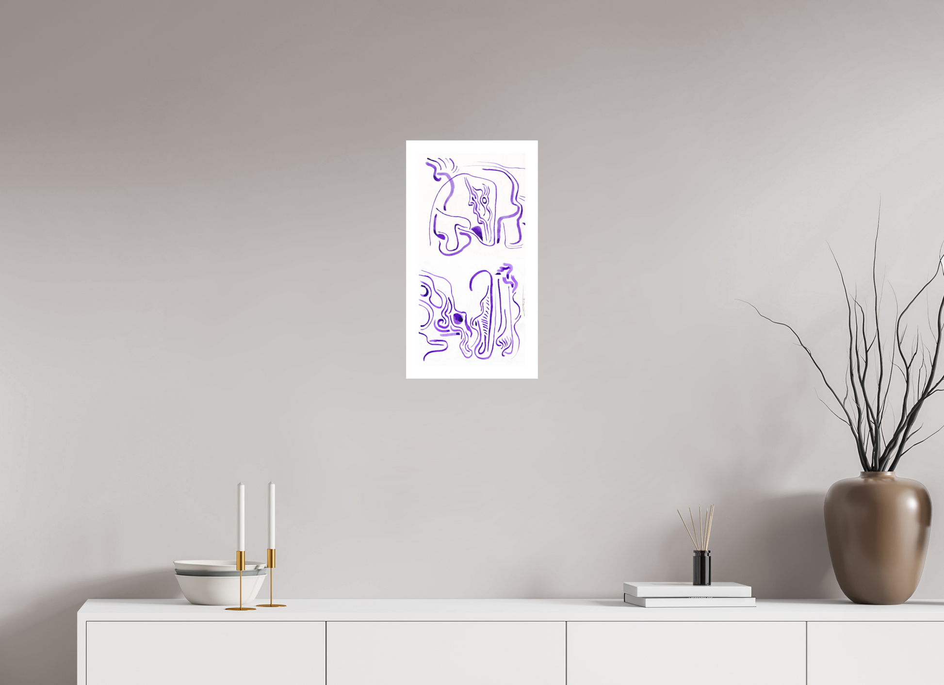 L'image représente un tableau abstrait à l'encre violette, affiché au mur d'une pièce lumineuse. C'est une oeuvre de l'artiste peintre Maeva J.