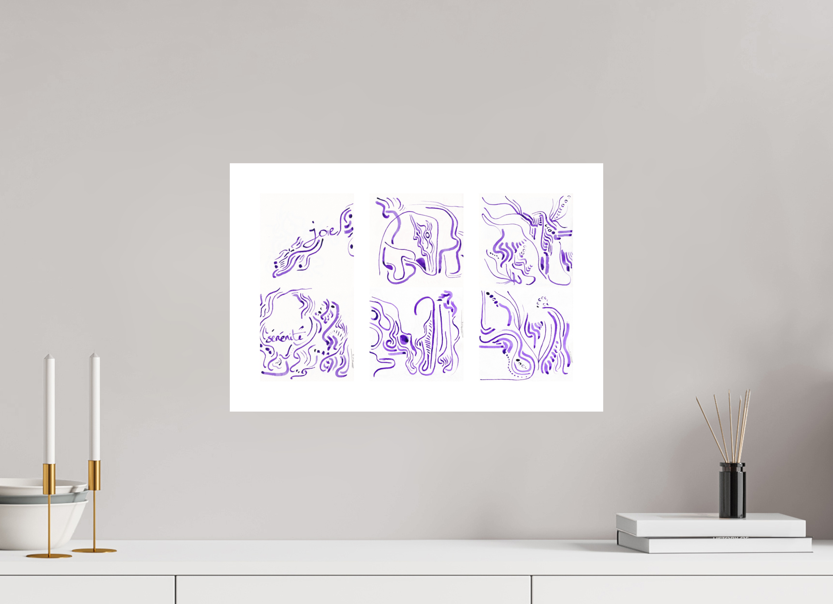 L'image représente un tableau triptyque abstrait à l'encre violette, affiché au mur d'une pièce lumineuse. C'est une oeuvre de l'artiste peintre Maeva J.