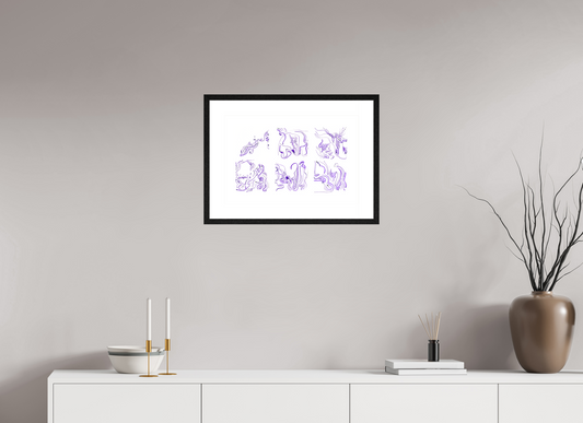 L'image représente un tableau triptyque abstrait à l'encre violette, encadré et accroché au mur d'une pièce lumineuse. C'est une oeuvre de l'artiste peintre Maeva J.