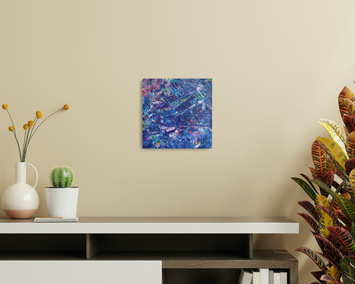 L'image représente un tableau abstrait aux couleurs bleues, et évoque la surface de la mer un jour d'été ensoleillé. Ses dimensions sont de 30 cm par 30 cm. Il a été créé à la peinture à l'huile avec un travail au couteau. Il présente des empâtements et des reliefs, des traits expressifs. Le tableau a été peint à la peinture à l'huile par la peintre autodidacte Maeva J.
