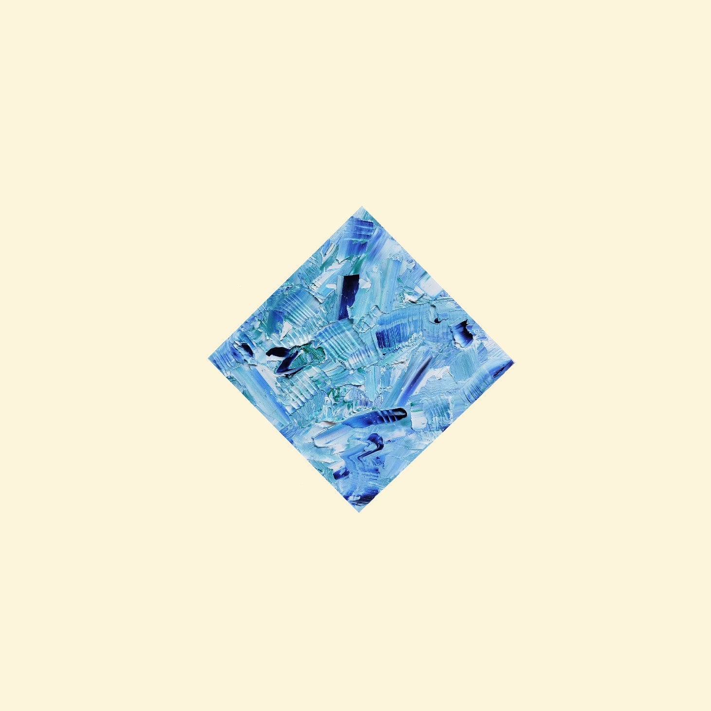 L'image représente un tableau abstrait aux couleurs principales bleu ciel et bleu clair, avec des touches de bleu foncé. Ses dimensions sont de 20 cm par 20 cm, affiché pointe en haut comme un losange. Il a été créé à la peinture à l'huile avec un travail au couteau. Il présente des empâtements et des reliefs, des traits expressifs. Le tableau a été peint à la peinture à l'huile par la peintre autodidacte Maeva J.