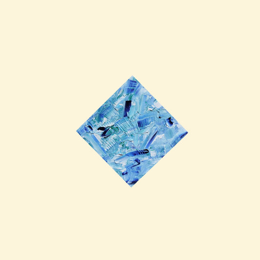 L'image représente un tableau abstrait aux couleurs principales bleu ciel et bleu clair, avec des touches de bleu foncé. Ses dimensions sont de 20 cm par 20 cm, affiché pointe en haut comme un losange. Il a été créé à la peinture à l'huile avec un travail au couteau. Il présente des empâtements et des reliefs, des traits expressifs. Le tableau a été peint à la peinture à l'huile par la peintre autodidacte Maeva J.