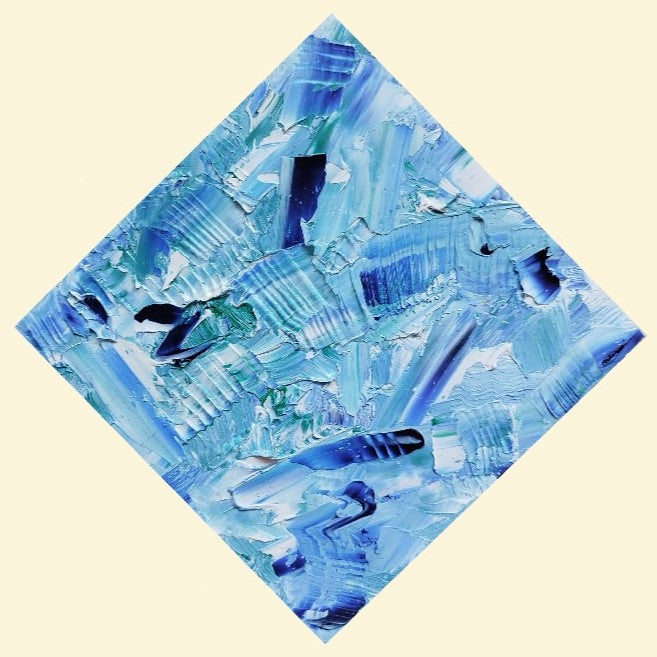 L'image représente un tableau abstrait aux couleurs principales bleu ciel et bleu clair, avec des touches de bleu foncé. Ses dimensions sont de 20 cm par 20 cm, affiché pointe en haut comme un losange. Il a été créé à la peinture à l'huile avec un travail au couteau. Il présente des empâtements et des reliefs, des traits expressifs. Le tableau a été peint à la peinture à l'huile par la peintre autodidacte Maeva J.