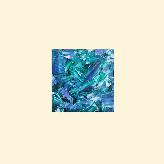 L'image représente un tableau abstrait aux couleurs principales bleu et vert, avec des touches de blanc. Ses dimensions sont de 20 cm par 20 cm. Il a été créé à la peinture à l'huile avec un travail au couteau. Il présente des empâtements et des reliefs, des traits expressifs. Le tableau a été peint à la peinture à l'huile par la peintre autodidacte Maeva J.