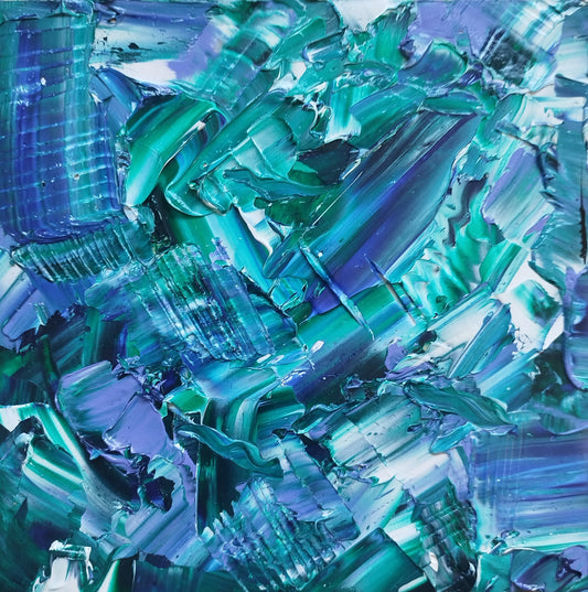L'image représente un tableau abstrait aux couleurs principales bleu et vert, avec des touches de blanc. Ses dimensions sont de 20 cm par 20 cm. Il a été créé à la peinture à l'huile avec un travail au couteau. Il présente des empâtements et des reliefs, des traits expressifs. Le tableau a été peint à la peinture à l'huile par la peintre autodidacte Maeva J.