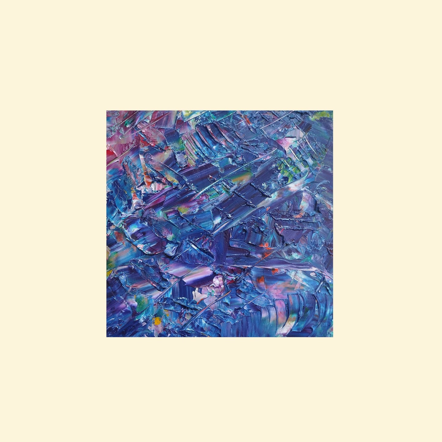 L'image représente un tableau abstrait aux couleurs bleues, et évoque la surface de la mer un jour d'été ensoleillé. Ses dimensions sont de 30 cm par 30 cm. Il a été créé à la peinture à l'huile avec un travail au couteau. Il présente des empâtements et des reliefs, des traits expressifs. Le tableau a été peint à la peinture à l'huile par la peintre autodidacte Maeva J.