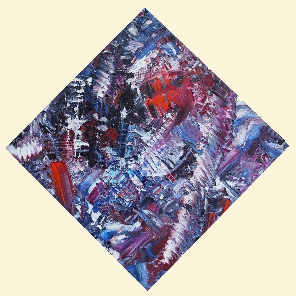 L'image représente un tableau abstrait aux couleurs principales violet et bleu, avec des touches de rouge et de blanc. Ses dimensions sont de 30 cm par 30 cm, affiché pointe en haut comme un losange. Il a été créé à la peinture à l'huile avec un travail au couteau. Il présente des empâtements et des reliefs, des traits expressifs. Le tableau a été peint à la peinture à l'huile par la peintre autodidacte Maeva J.