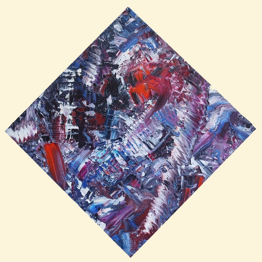 L'image représente un tableau abstrait aux couleurs principales violet et bleu, avec des touches de rouge et de blanc. Ses dimensions sont de 30 cm par 30 cm, affiché pointe en haut comme un losange. Il a été créé à la peinture à l'huile avec un travail au couteau. Il présente des empâtements et des reliefs, des traits expressifs. Le tableau a été peint à la peinture à l'huile par la peintre autodidacte Maeva J.
