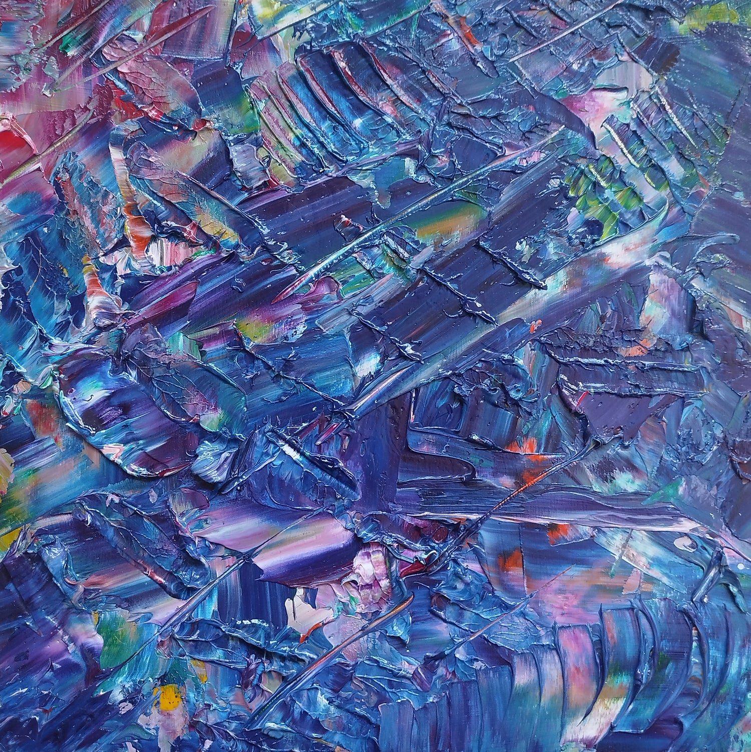 L'image représente un tableau abstrait aux couleurs bleues, et évoque la surface de la mer un jour d'été ensoleillé. Ses dimensions sont de 30 cm par 30 cm. Il a été créé à la peinture à l'huile avec un travail au couteau. Il présente des empâtements et des reliefs, des traits expressifs. Le tableau a été peint à la peinture à l'huile par la peintre autodidacte Maeva J.