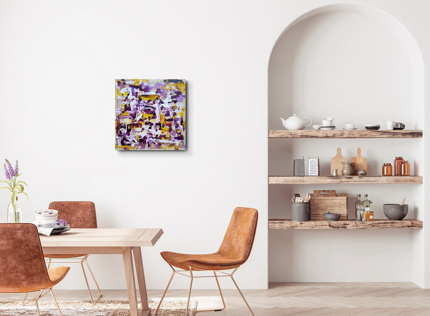L'image représente un tableau abstrait aux couleurs violet, jaune, et blanc. Ses dimensions sont de 50 cm par 50 cm. Il a été créé à la peinture à l'huile avec un travail au couteau. Il présente des empâtements et des reliefs, des traits expressifs. Le tableau a été peint à la peinture à l'huile par la peintre autodidacte Maeva J.