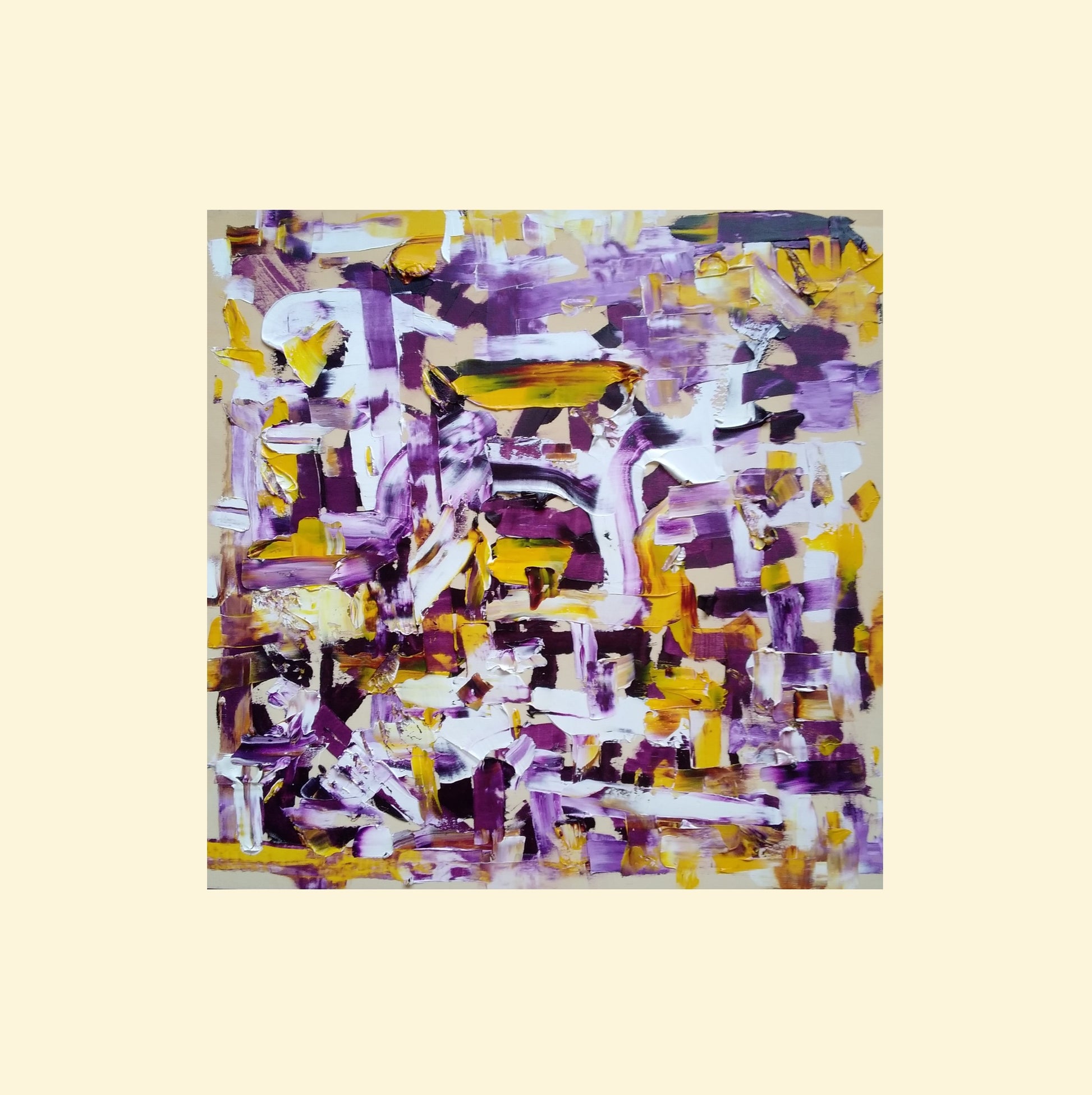 L'image représente un tableau abstrait aux couleurs violet, jaune, et blanc. Ses dimensions sont de 50 cm par 50 cm. Il a été créé à la peinture à l'huile avec un travail au couteau. Il présente des empâtements et des reliefs, des traits expressifs. Le tableau a été peint à la peinture à l'huile par la peintre autodidacte Maeva J.
